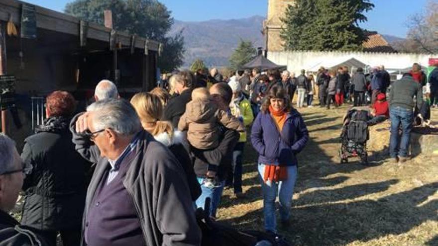 El fred va acompanyar la fira de Sant Nicolau del Mallol.