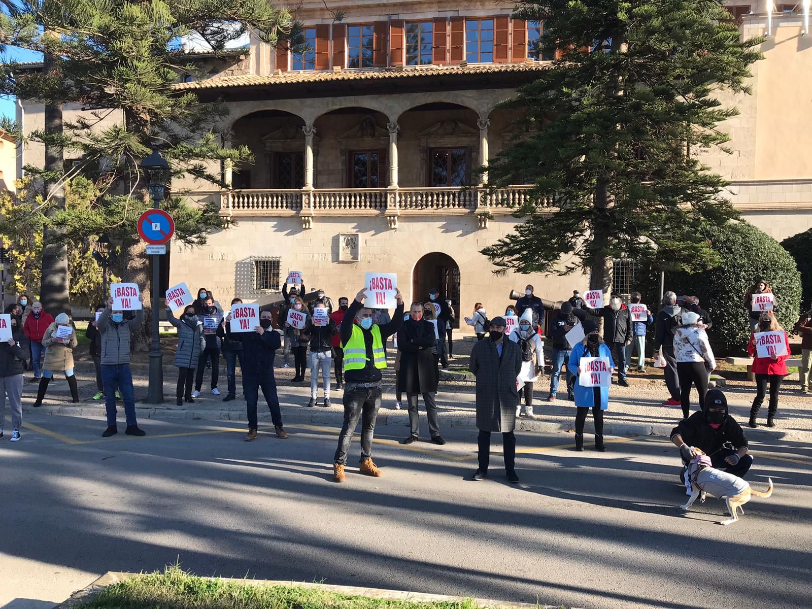 Unos 500 restauradores desafían la prohibición y protestan ante el Consolat contra el cierre