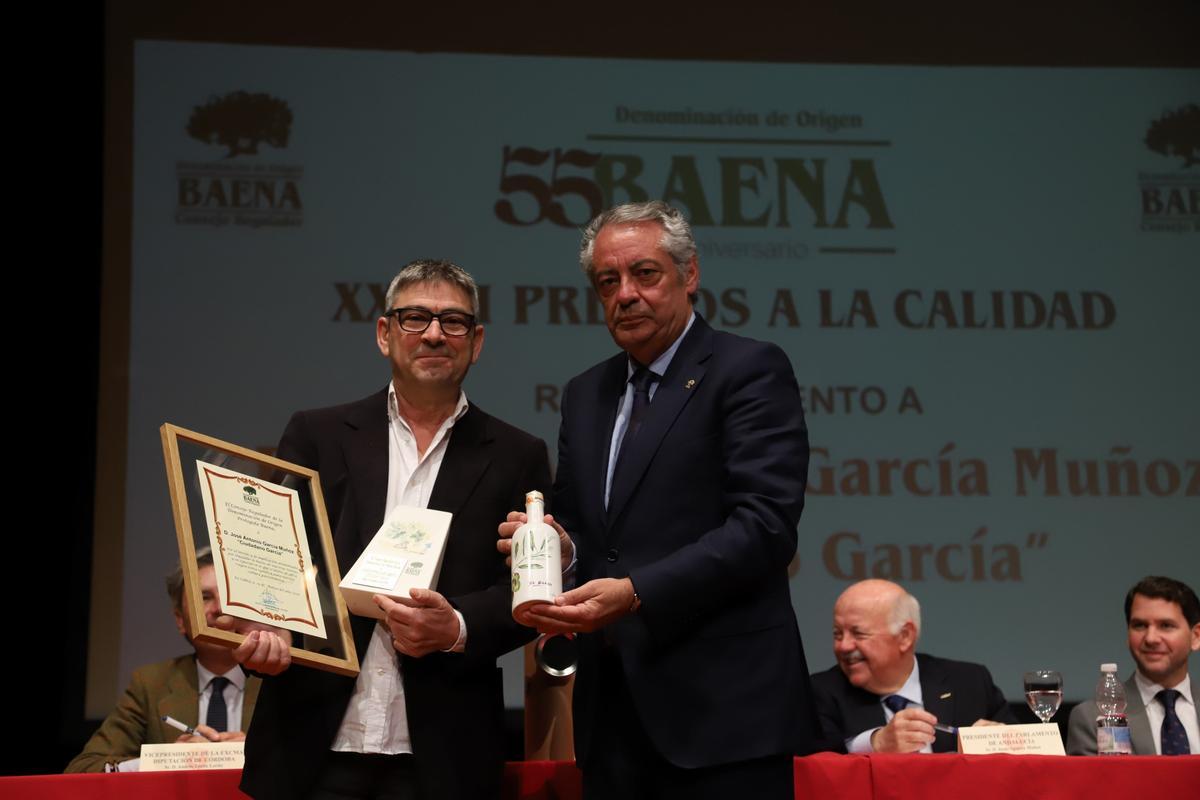 José Antonio García y Javier Alcalá, en la entrega del reconocimiento.