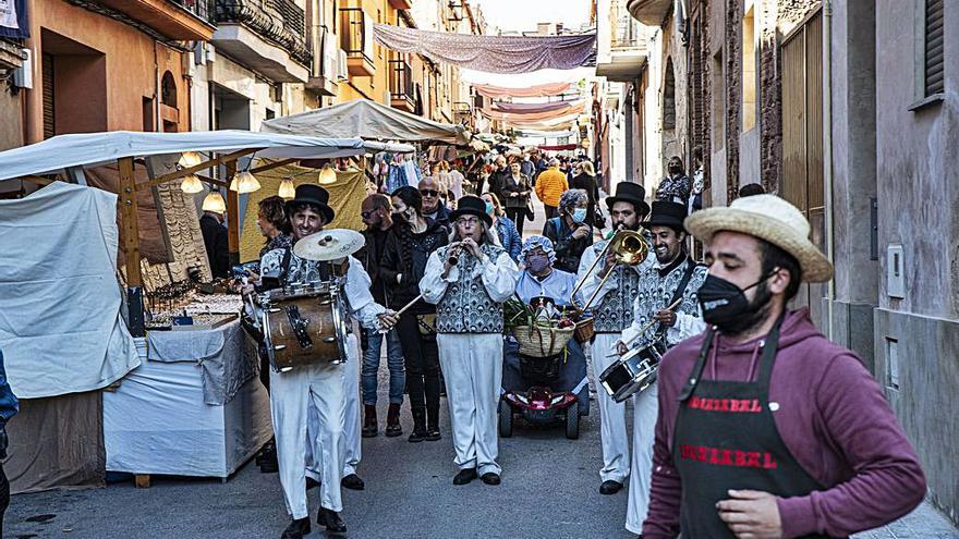 Amenització musical al carrer del Riu, on s’ubiquen algunes parades | OSCAR BAYONA