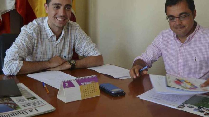 El alcalde de Benavente (izquierda) con el presidente de Azebeco tras la reunión.