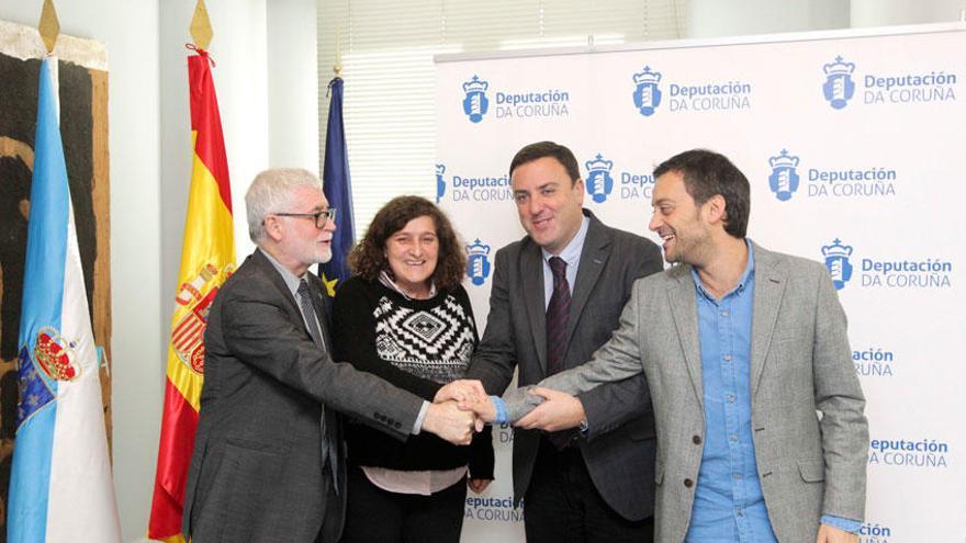 Xosé Luís Armesto, Goretti Sanmartín, Valentín González Formoso y Xulio Ferreiro en la firma del convenio de cesión de uso de parte del Calvo Sotelo.