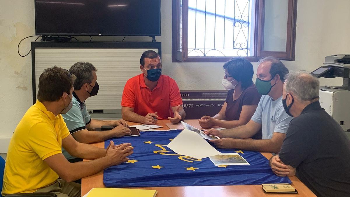 El alcalde de Peñíscola, Andrés Martínez, junto al equipo de Medio Ambiente, abordan la planificación de actuaciones en entornos degradados medioambientales.