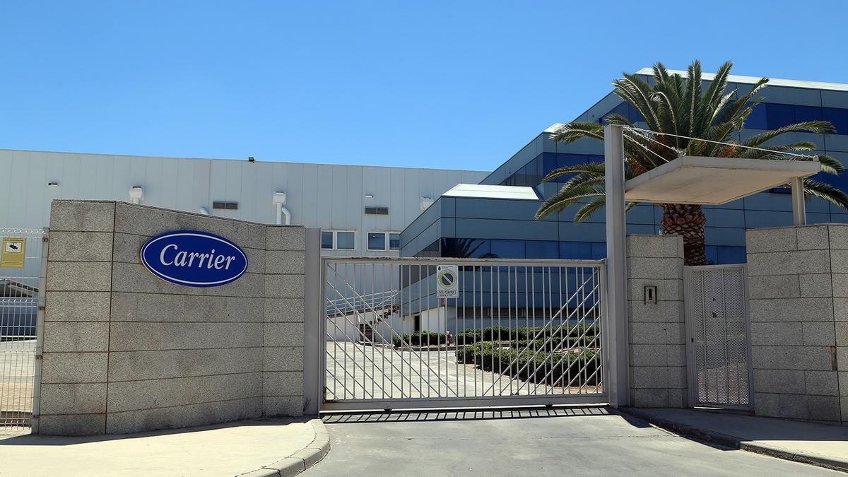 Entrada principal a la planta de Carrier Montilla, que ofrece un curso de formación para jóvenes electricistas..