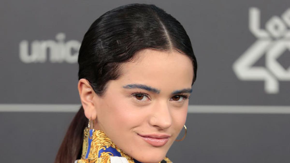 Rosalía con cejas maquilladas de azul en los Premios de Los 40