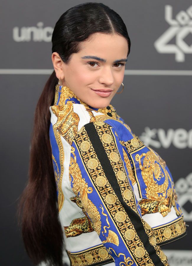 Rosalía con cejas maquilladas de azul en los Premios de Los 40