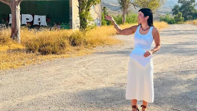 La concejala María Hernández, ayer, en los terrenos de Carraclaca.