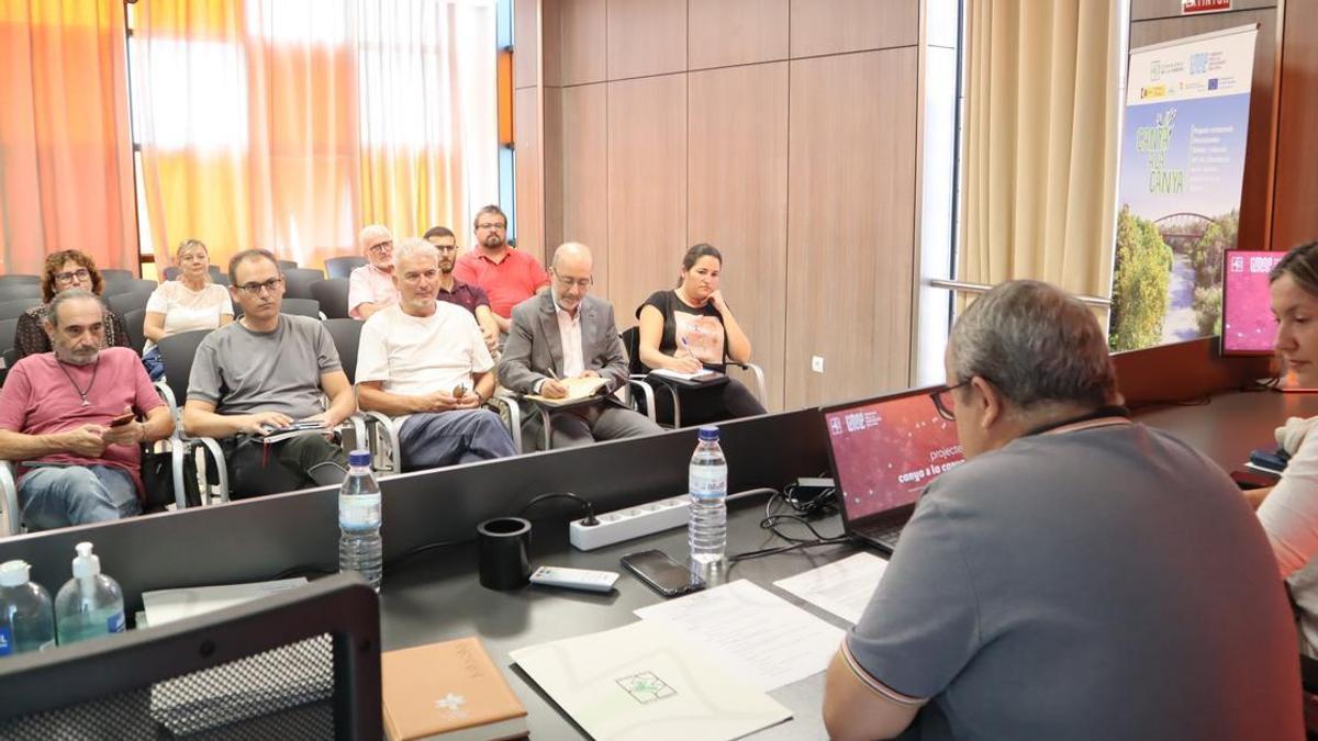 Reunión con los alcaldes y representantes de los municipios que participarán en el proyecto, en la sede de la Mancomunitat.