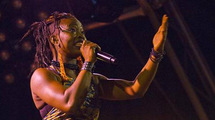 La música africana de Dobet Gnahoré cierra los &quot;Conciertos de Pedrilla&quot; de Cáceres