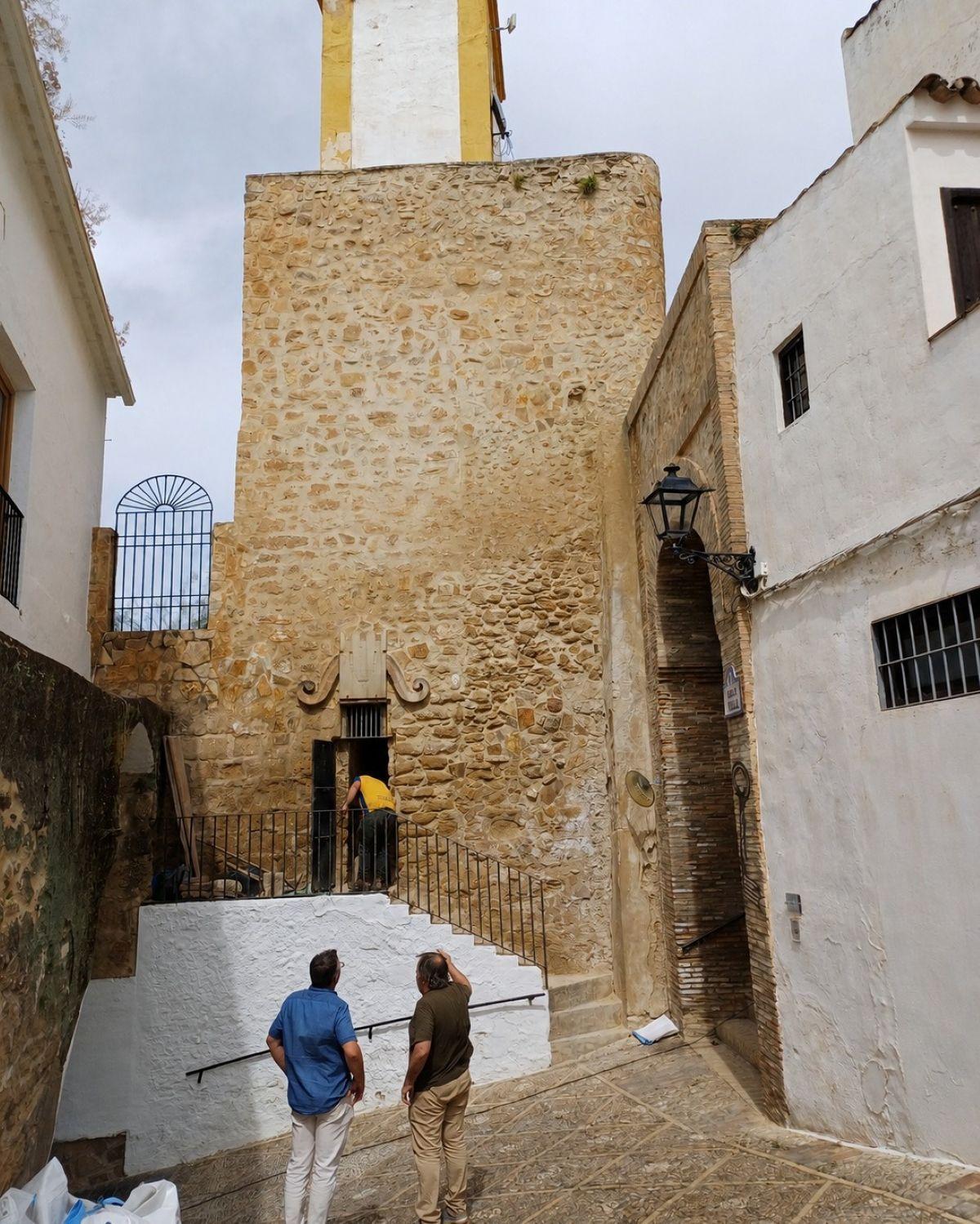 La torre se encuentra junto al arco por el que se accede al barrio de La Villa de Iznájar.