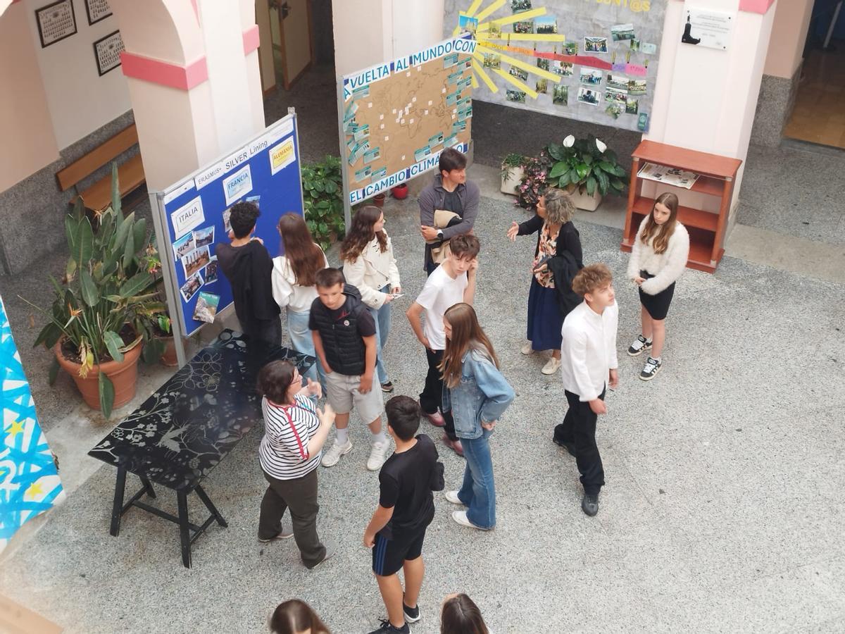 Los estudiantes en el centro tapiego.