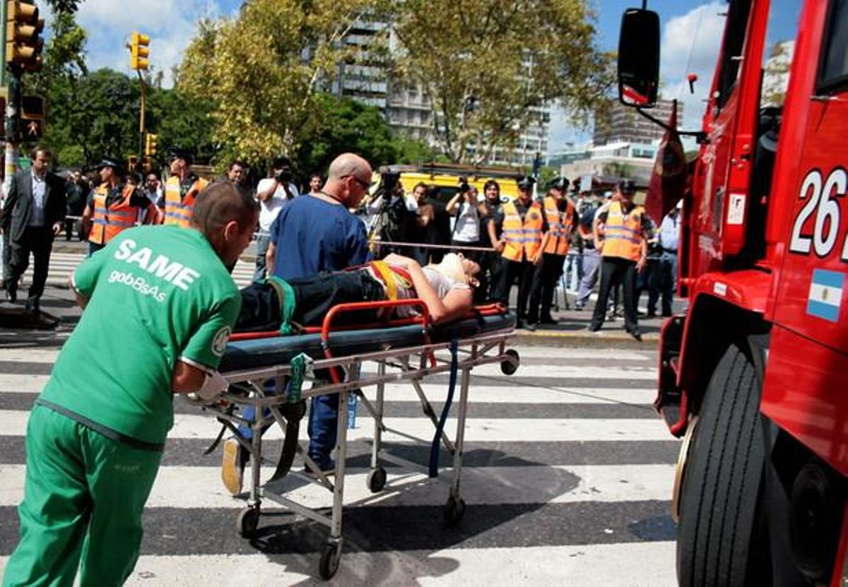 Una persona ferida és traslladada després de l’accident.