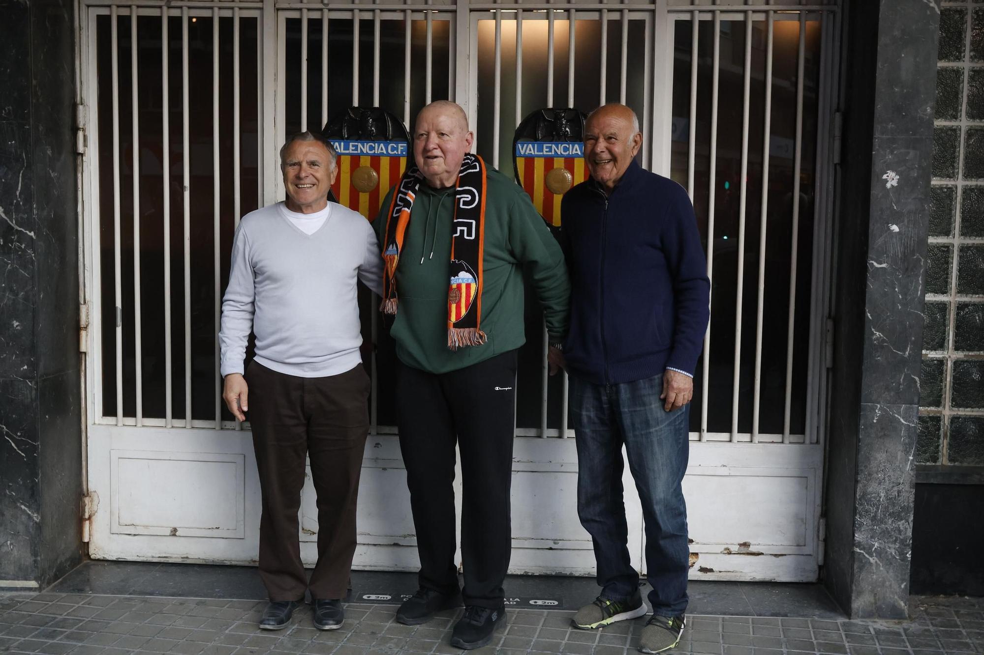 Homenaje al gol de Forment en la puerta de Mestalla