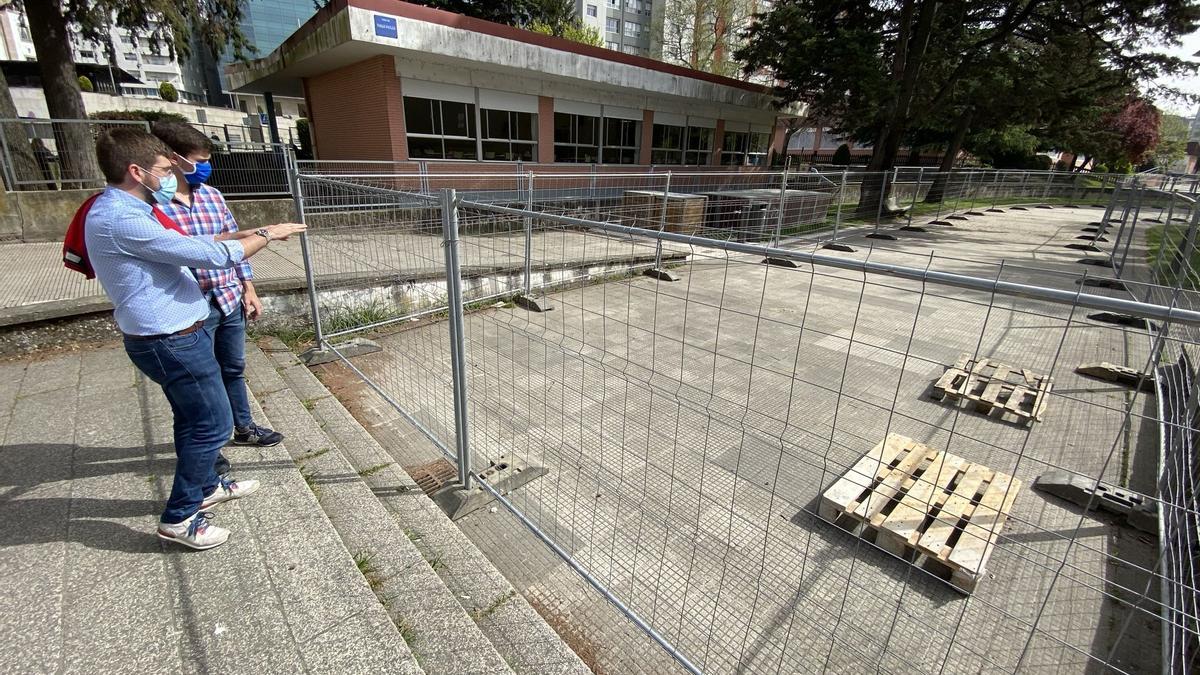 Los ediles del PP observan el paseo de Os Gafos cerrado en Campolongo