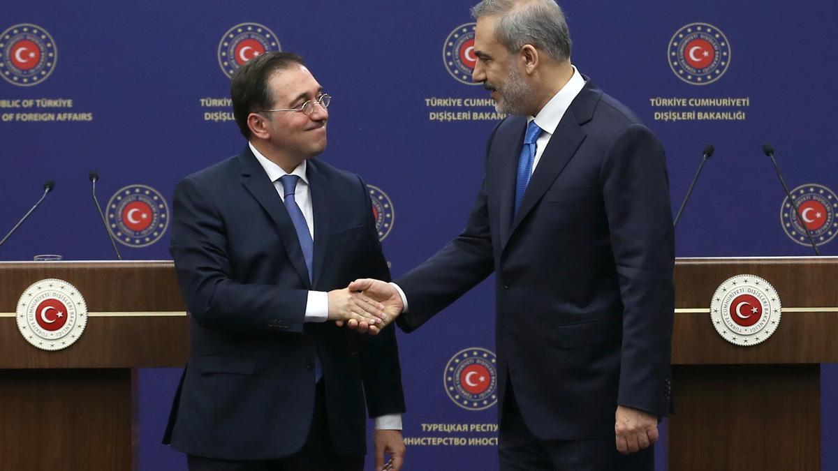 El ministro de Exteriores, José Manuel Albares, con su homólogo turco, Hakan Fidan.