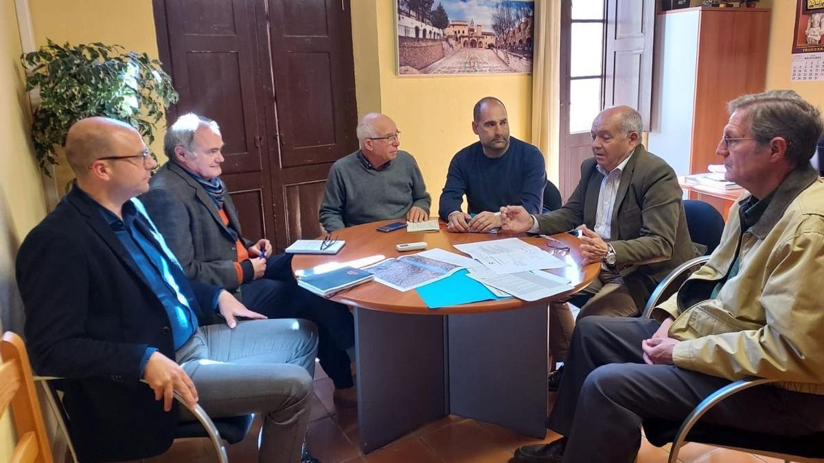 Reunión en Traiguera entre los tres ayuntamientos implicados y representantes de la Generalitat.