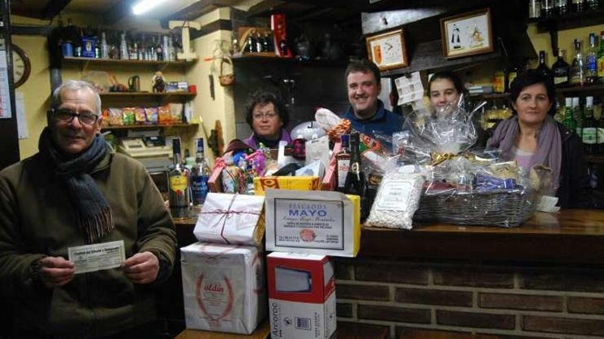 Por la izquierda, Francisco Alonso, Carmen Fernández, Manuel Ángel Fernández, Clara Gamonal y Milagros Verdasco, con la cesta.