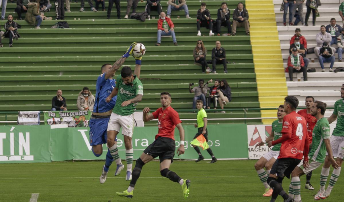 Fedotov atrapa un balón durante el Cacereño-Montijo, a finales de noviembre.