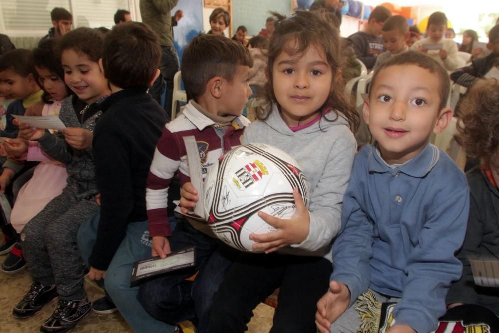 Futbolistas del Cartagena visitan un colegio