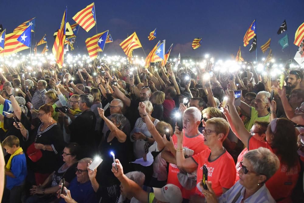 Una multitud omple Lledoners com mai en la vigília de 1-O