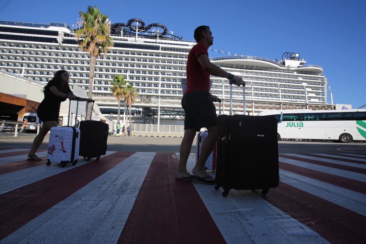 El crucero MSC Seaview en el Moll Adossat y los cruceristas visitan la ciudad.