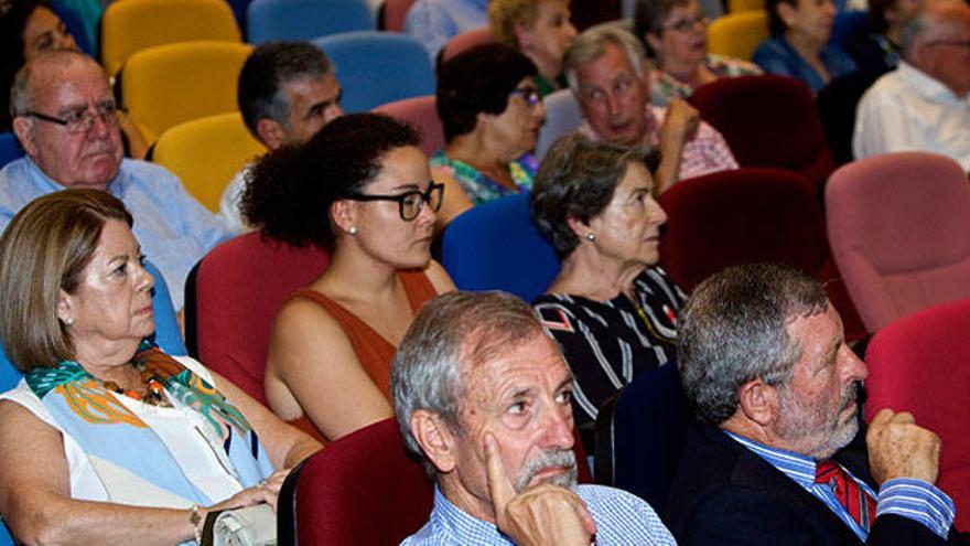 Alumnos de la Universidad Permanente de la UA en un acto de clausura de curso