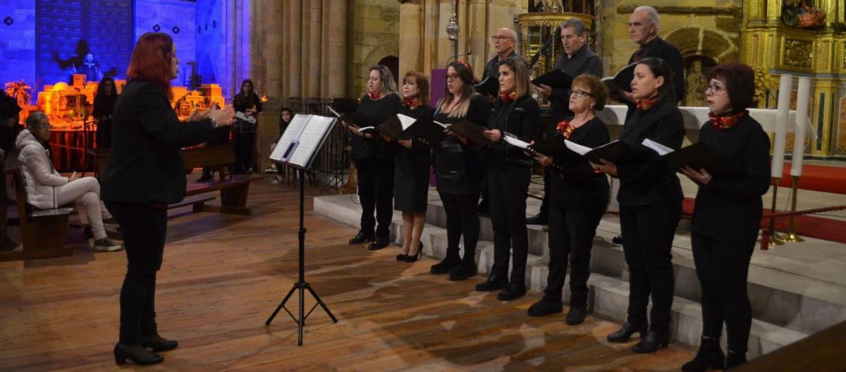 El coro de la Escuela de Música en la iglesia de Santa María. | E. P.