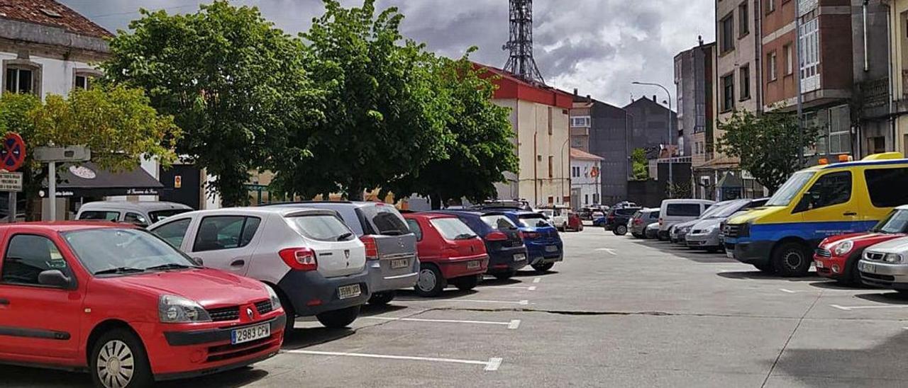 Vista de la Praza da Feira, que actualmente suma 40 plazas de parking en superficie. |   // BERNABÉ / JAVIER LALÍN
