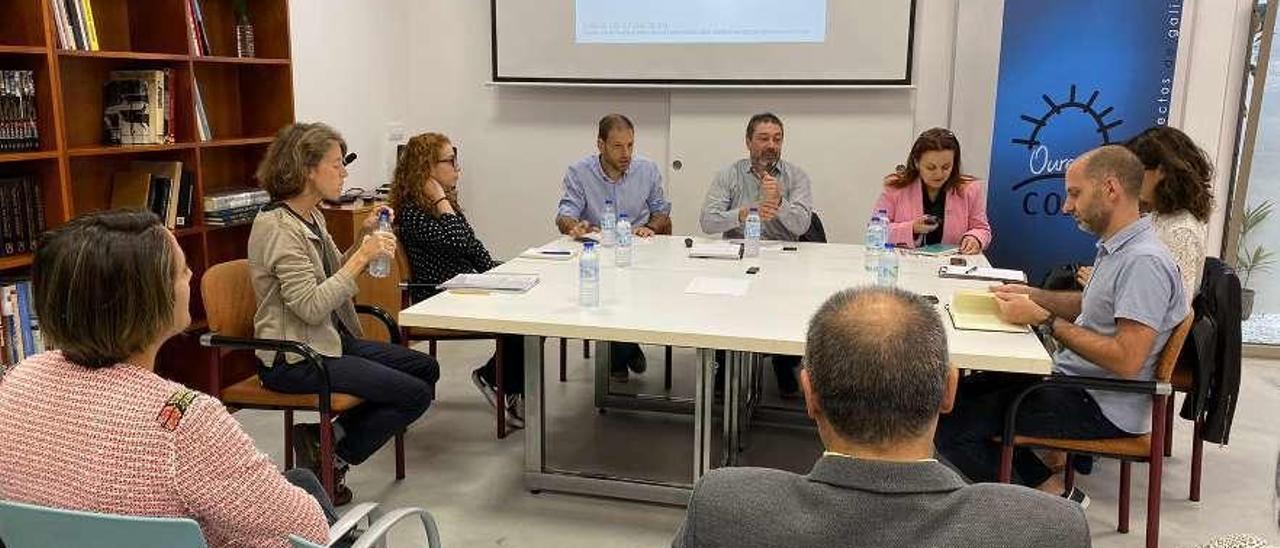 Reunión mantenida en el COAG para abordar el uso de energías limpias en el casco viejo. // FdV