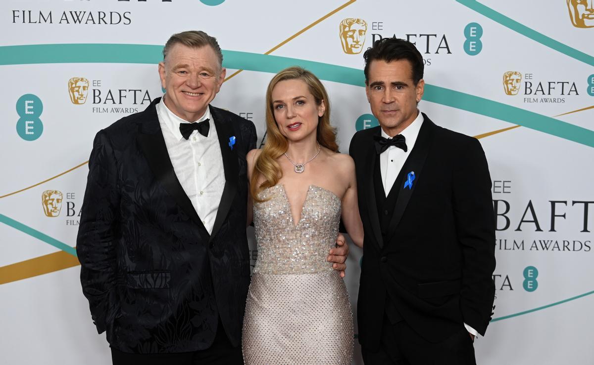 London (United Kingdom), 19/02/2023.- (L-R) Brendan Gleeson, Kerry Condon and Colin Farrell arrive for the 2023 EE BAFTA Film Awards ceremony at the Southbank Centre in London, Britain, 19 February 2023. The event is hosted by the British Academy of Film and Television Arts (BAFTA). (Reino Unido, Londres) EFE/EPA/NEIL HALL