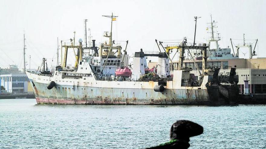 El pesquero de propiedad rusa ‘Hunter’, abandonado por su armador en el Puerto de Las Palmas poco después del comienzo de la invasión de Ucrania.