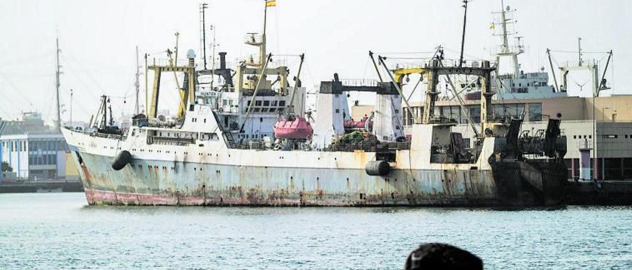 El pesquero de propiedad rusa ‘Hunter’, abandonado por su armador en el Puerto de Las Palmas poco después del comienzo de la invasión de Ucrania.