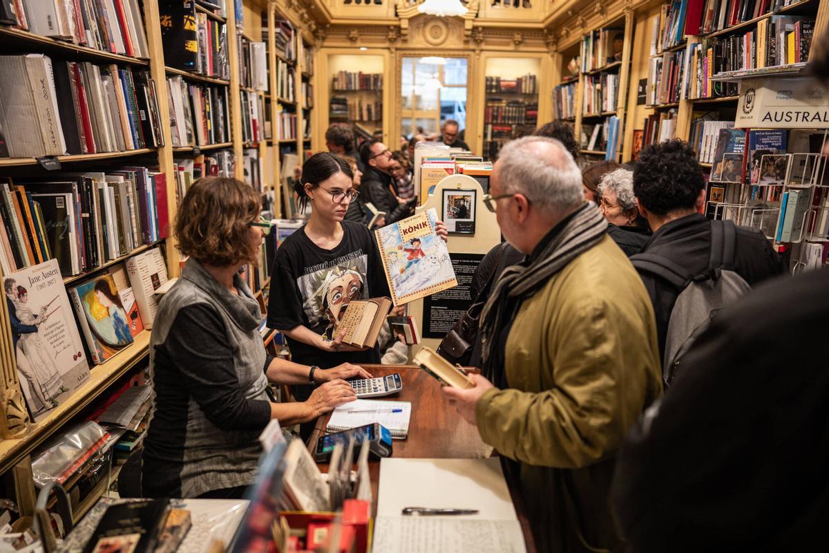 Cientos de personas acuden a la Librería Sant Jordi tras su mensaje de cierre