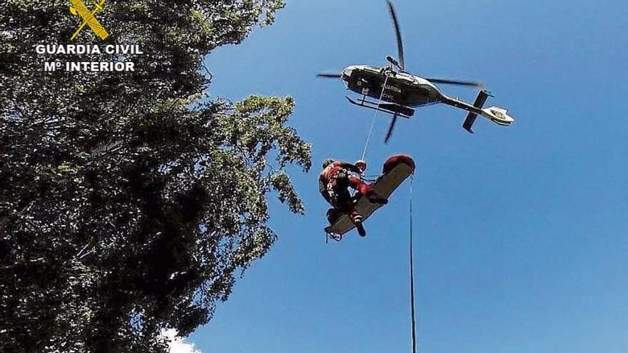 Rescatada en helicóptero una senderista tras saltar a una poza en Cáceres