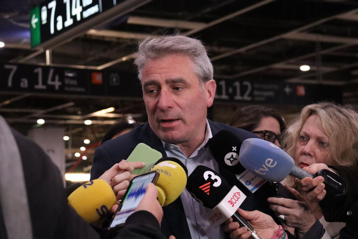 El portaveu de Renfe a Catalunya, Antonio Carmona, atén els mitjans al vestíbul de l'estació de Sants