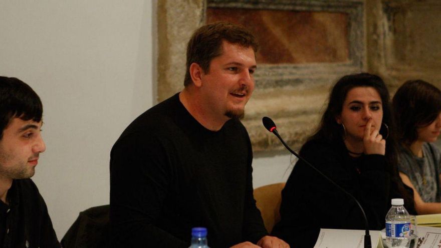 El poeta Ben Clark en una actividad desarrollada hace unos años en la Biblioteca Pública de Zamora. | E. F..