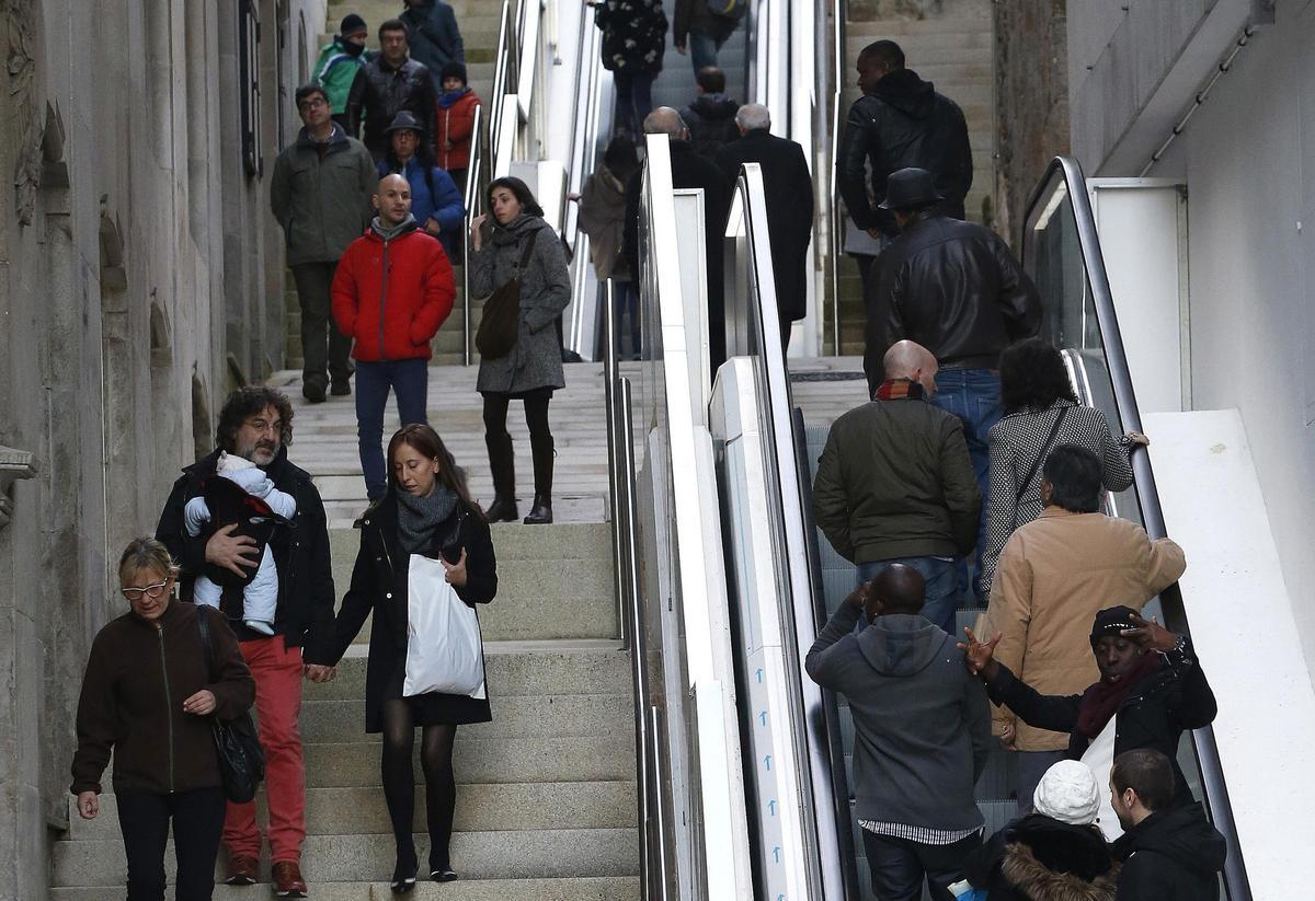 Las escaleras desde Porta do Sol, las primeras en inaugurarse en enero de 2015, todavía sin la cubierta roja que la protege ahora.