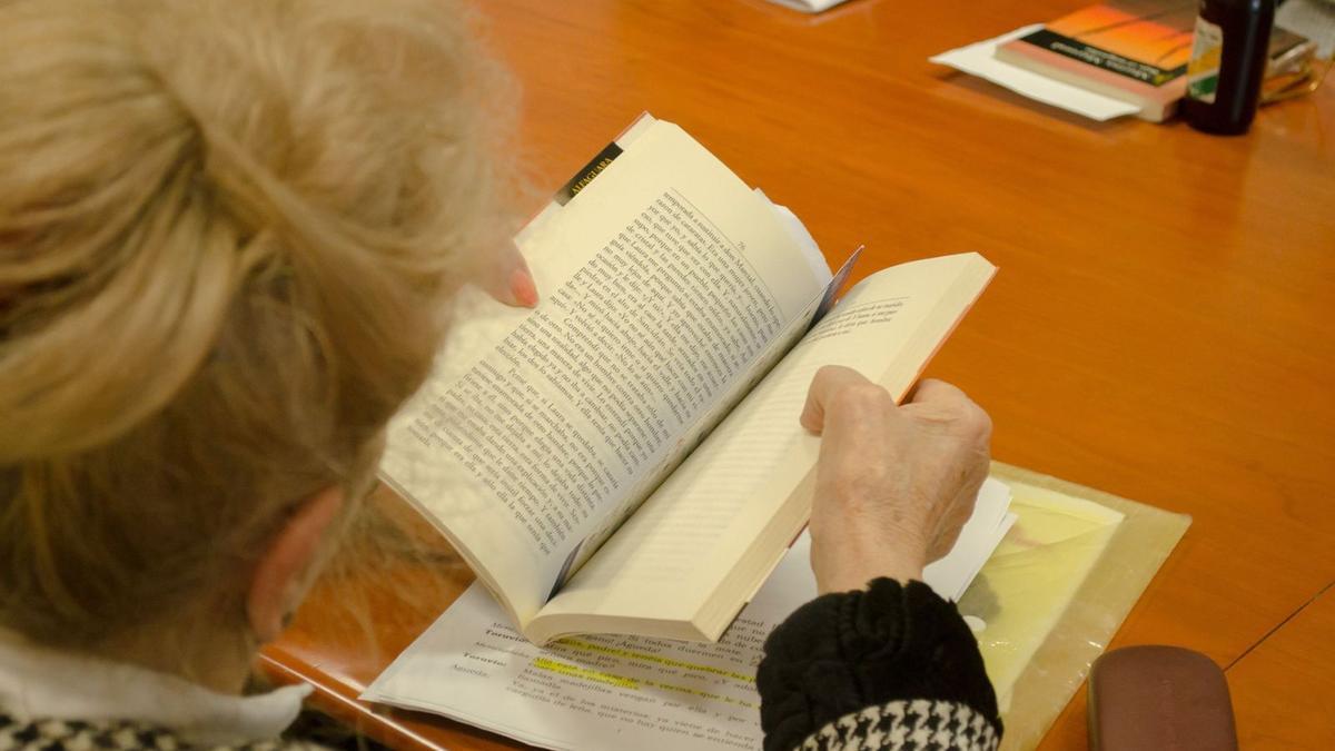 Un pensionista en un taller de lectura, en una imatge d’arxiu . | EUROPA PRESS/DDG