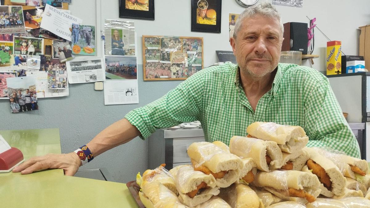 Manuel Ángel Suárez Fernández "Fleitas" con una bandeja de los famosos pinchos de pollo, en la cafetería del Ramón Areces.