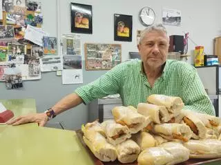 "Fleitas", treinta años de pinchos y cercanía en la cafetería del IES Ramón Areces de Grado: "Lo mejor son las amistades que he hecho"