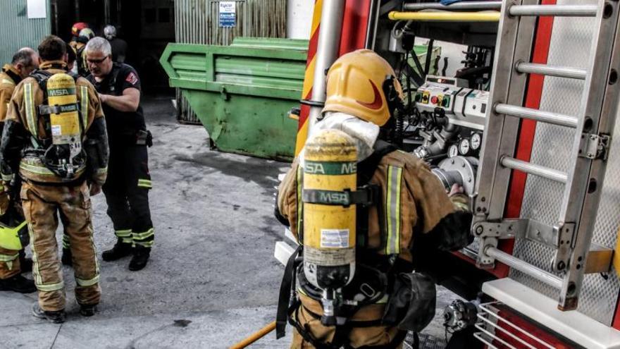 El incendio ha obligado a un amplio despliegue de bomberos