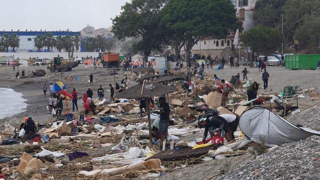 Alguns immigrants recullen les seves pertinences a l’assentament de la platja d’El Trampolín, a Ceuta, ahir. | MARCOS MORENO / EUROPA PRESS