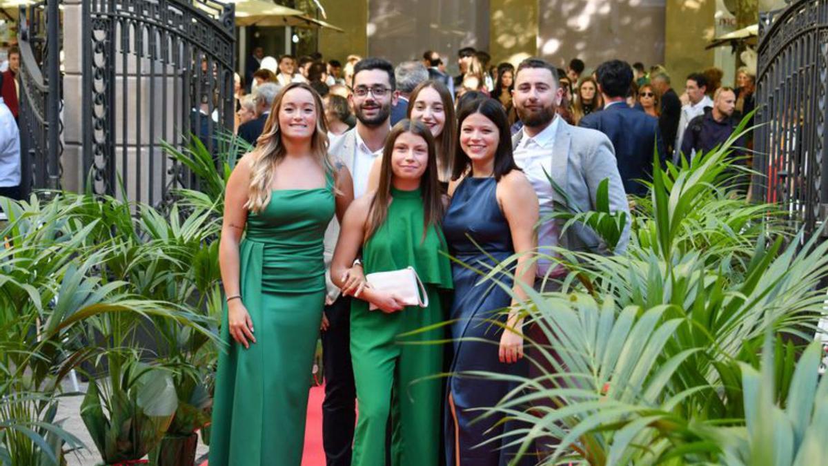 Fotografia d’un grup d’assistents abans d’entrar al teatre