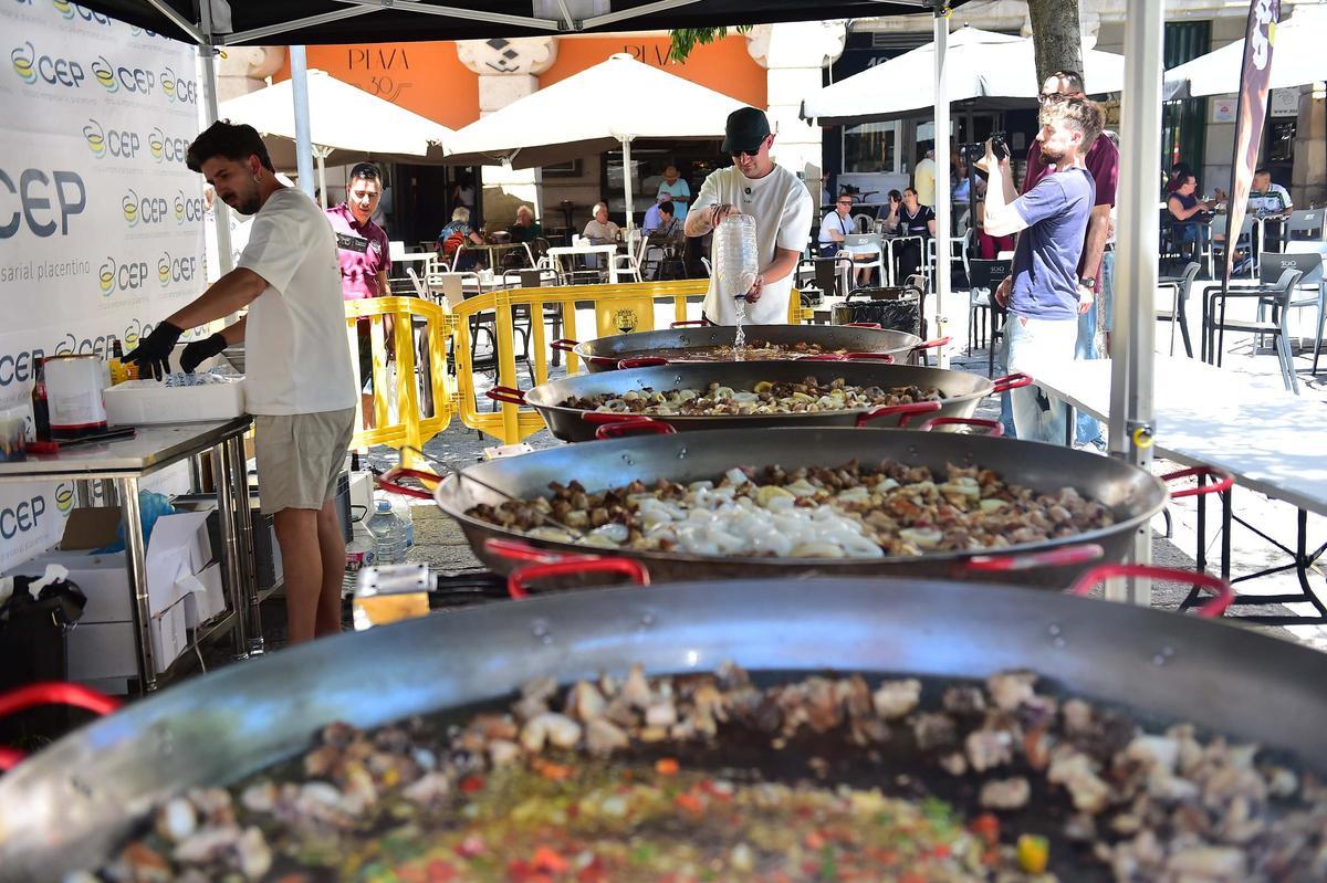 Las cuatro paellers instaladas en la plaza Mayor de Plasencia.