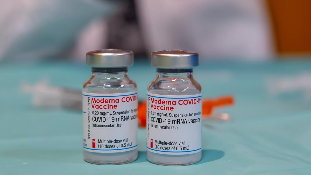 Viales de la vacuna de Moderna contra el covid-19.