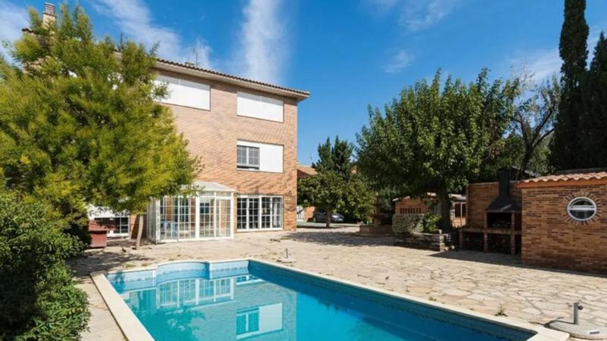 Piscina de la casa principal de la villa a la venta en San Juan de Mozarrifar