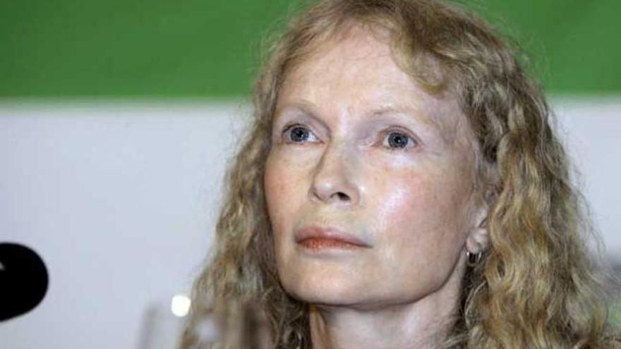 Mia Farrow durante una conferencia