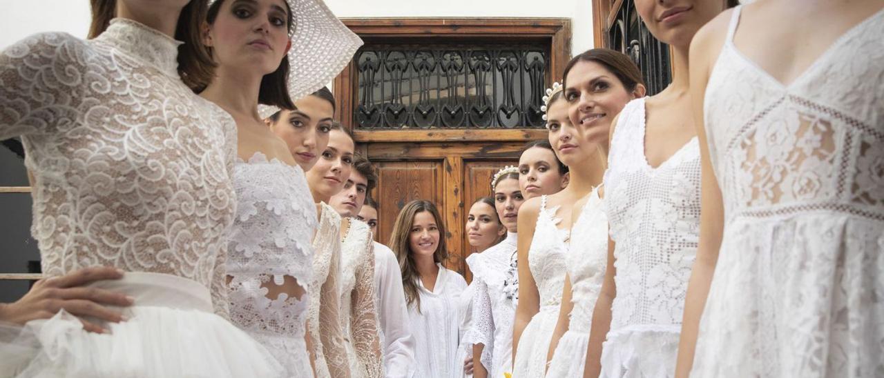 Malena Costa, al fondo, posando con alguna de las modelos de la pasarela Bridal ADLIB.  | VANESA SÁNCHEZ