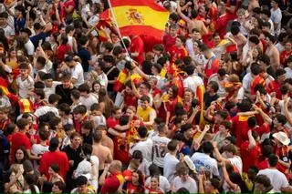 En imágenes | Zaragoza celebra el primer gol de Oyarzabal en el España-Francia