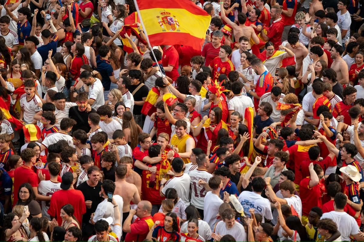 En imágenes | Zaragoza celebra el primer gol de Oyarzabal en el España-Francia